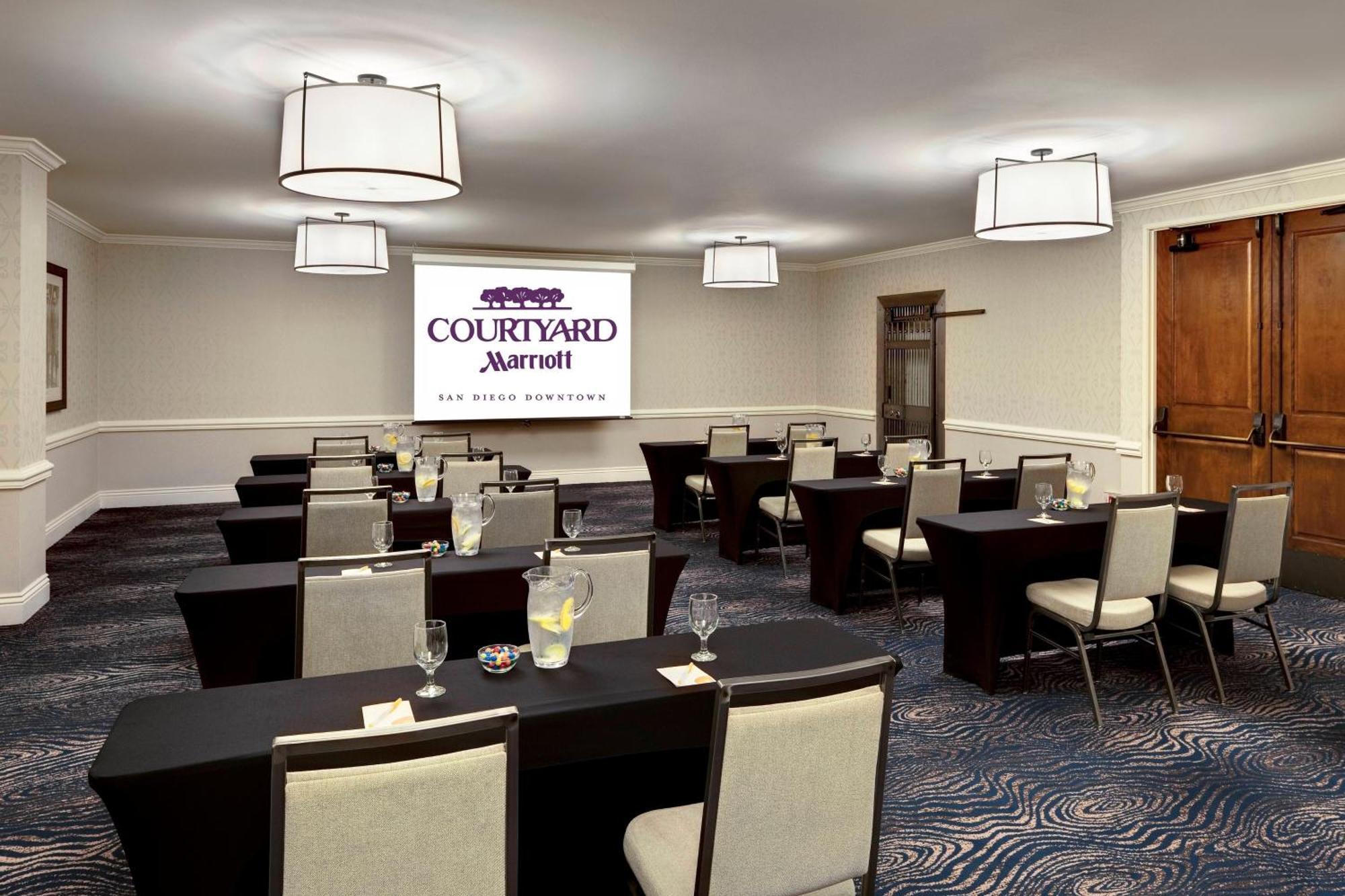 Courtyard By Marriott San Diego Downtown Exterior photo