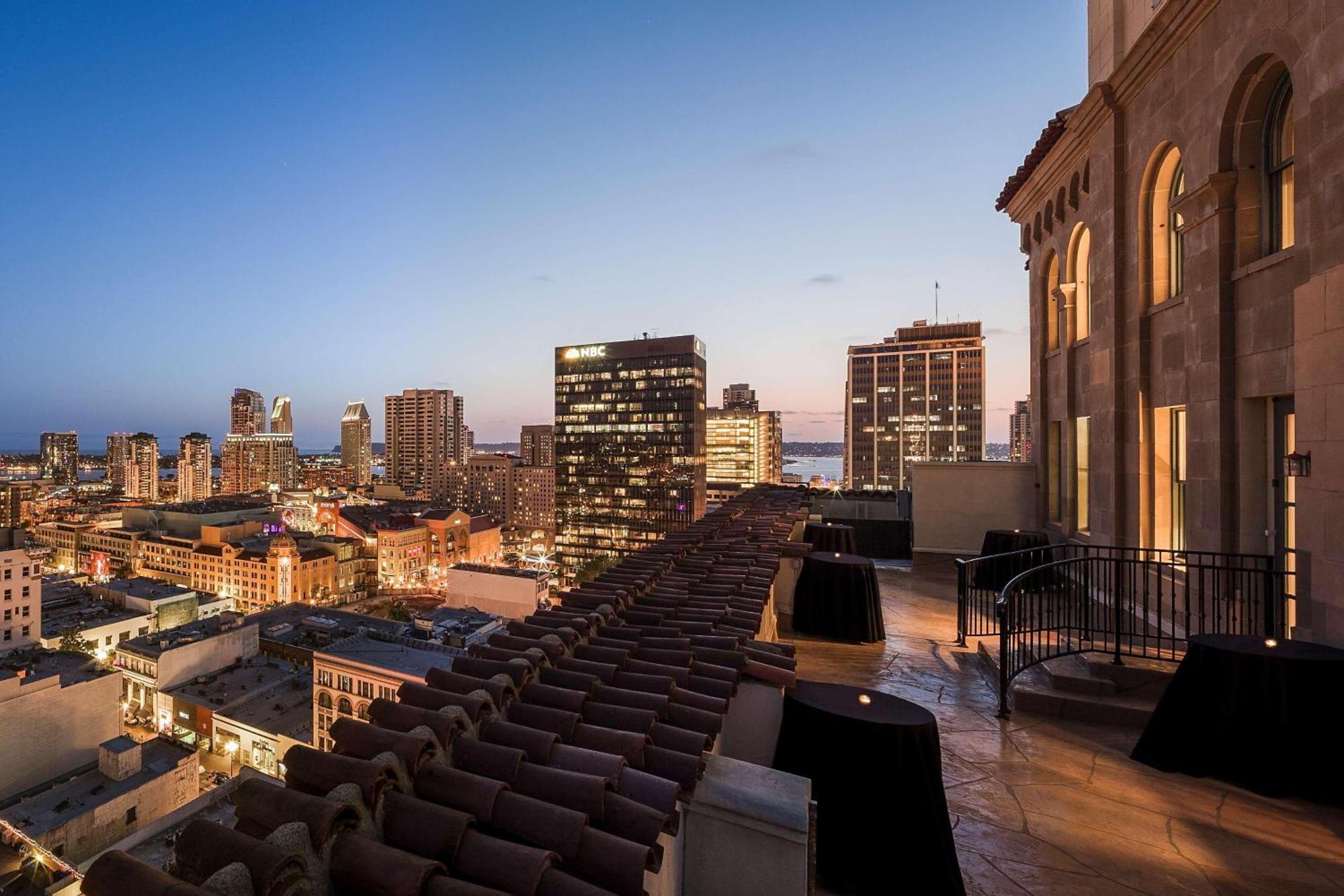 Courtyard By Marriott San Diego Downtown Exterior photo